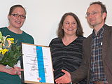 Der Preis wurde Rashida Hussein-Oglü (li.) von Diane Scherzler M.A., der Vorsitzenden der DGUF, und dem Sprecher des Beirats Dr. Christoph Rinne überreicht. Foto: DGUF/Daniel Stotzka